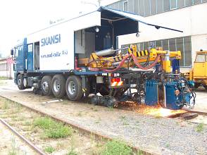 ROAD-RAIL WELDING MACHINE DAF WELDERLINER - Véhicule Rail-Route with mobile flash butt welding device with integrated rail puller