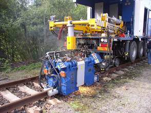 ROAD-RAIL WELDING MACHINE DAF WELDERLINER - road-rail vehicle with mobile flash butt welding device with integrated rail puller