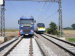 ROAD-RAIL WELDING MACHINE DAF WELDERLINER - Véhicule Rail-Route with mobile flash butt welding device with integrated rail puller